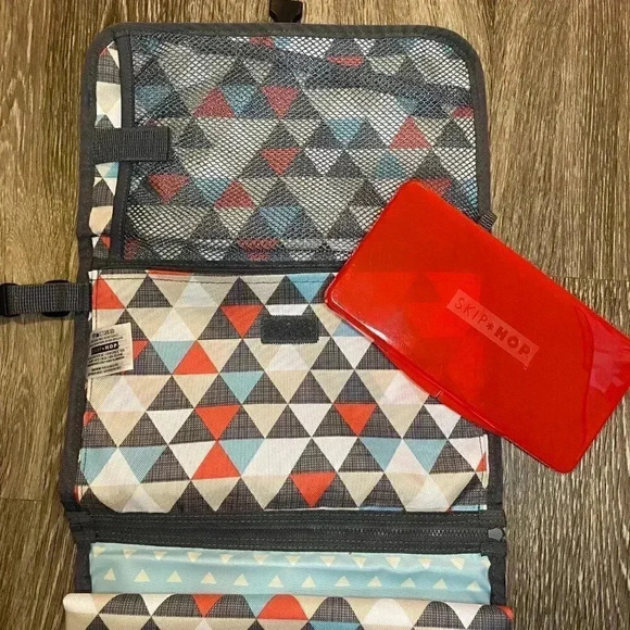 Skip Hop Pronto Baby Changing Pad Station - Triangles - Picture 6 of 7